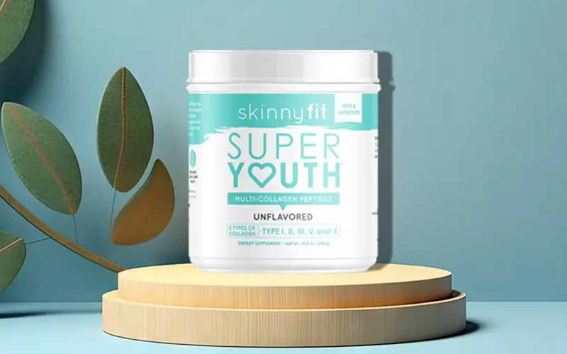 Skinnyfit Super Youth Multi-Collagen Peptides product on blue background.